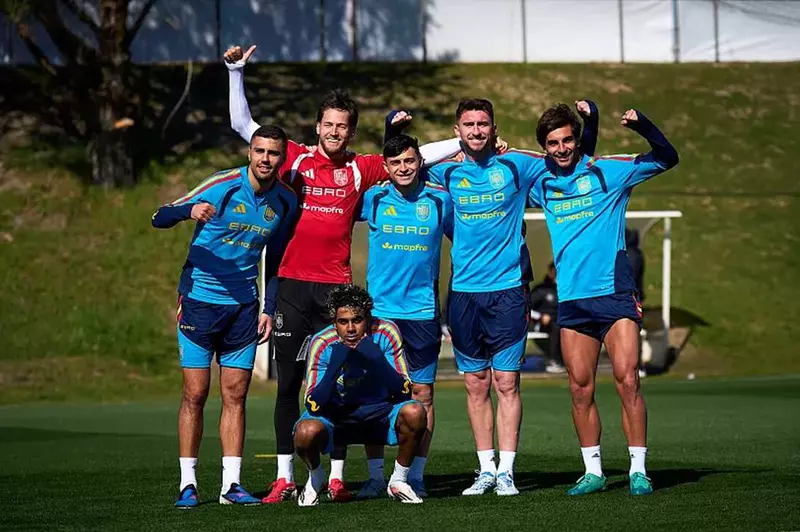 الكشف عن موعد السفر لبرشلونة.. إسبانيا تواصل تحضيراتها لمواجهة منتخب مصر (صور) 